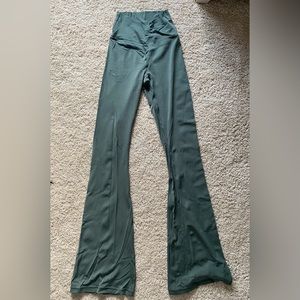 Green Aerie/Offline Flare leggings! Barely worn, no marks or tears! Size XS